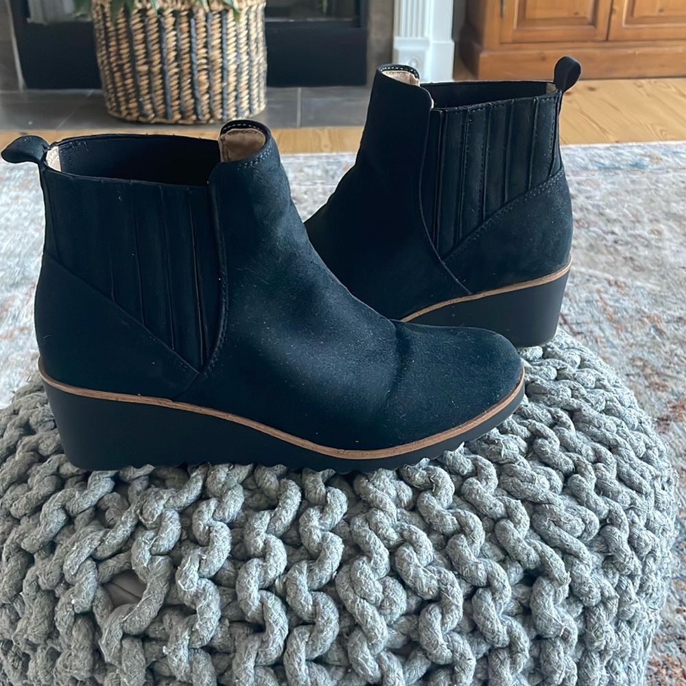Women’s booties size 7